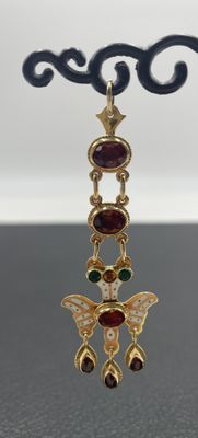 un gros plan sur une paire de boucles d'oreilles suspendues à un crochet