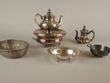 de nombreux objets en argent posés sur une table