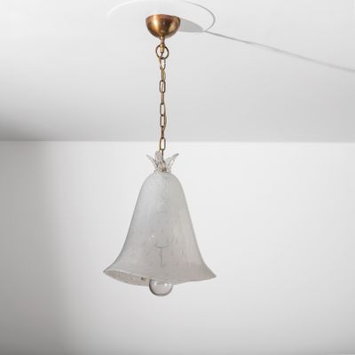 une lampe suspendue au plafond de la pièce