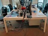 un bureau sur lequel se trouvent tout un tas de matériel informatique