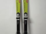 une paire de skis appuyée contre un mur dans une pièce