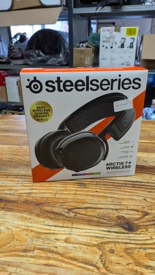 une boîte de casques SteelSeries posée sur une table