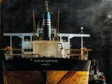 une peinture à l'huile représentant un grand navire dans l'eau, près d'un quai