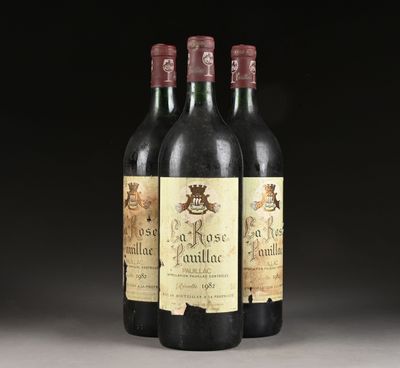 trois bouteilles de vin posées sur une table l'une à côté de l'autre