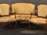 quatre chaises et un canapé dans une pièce