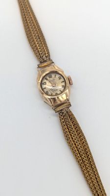 l'image d'une montre-bracelet en or entourée d'une chaîne