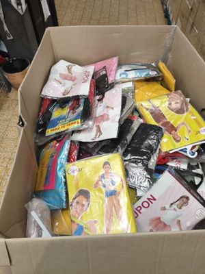 une boîte en carton remplie d'articles assortis dans un magasin