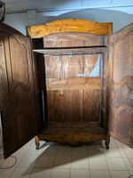 Armoire cintrée en noyer et placage de noyer, ouvrant par de… (photo 2)