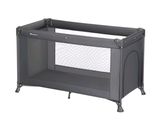 Le lit de bébé est en plastique et possède un cadre en métal.