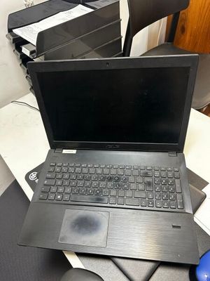 un ordinateur portable posé sur un bureau dans une pièce