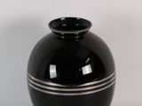 un vase noir orné d'une bande blanche