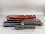 plusieurs petits trains sont alignés sur une surface blanche