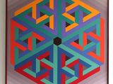 tableau représentant un motif géométrique multicolore accroché à un mur