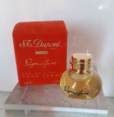 une photo d'un flacon de parfum posé sur un comptoir