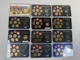 Plusieurs types de pièces en euros sont exposés dans une vitrine.