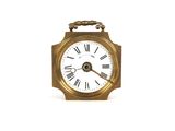 une horloge en or avec des chiffres romains sur le cadran
