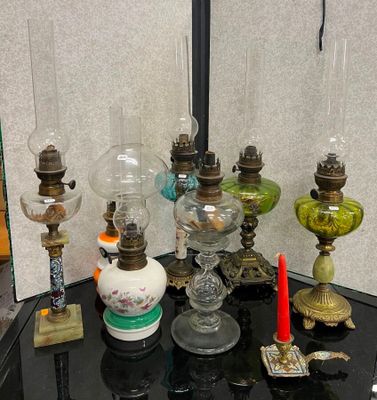 de nombreux types de lampes en verre posées sur une table noire