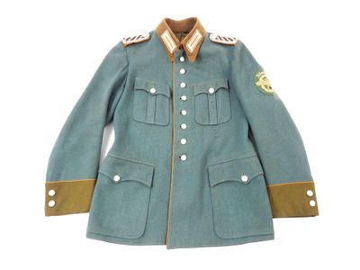 une photo d'une veste militaire bleue avec des boutons dorés au col