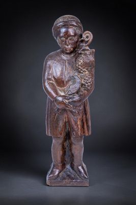 statue représentant un garçon tenant un oiseau dans ses mains