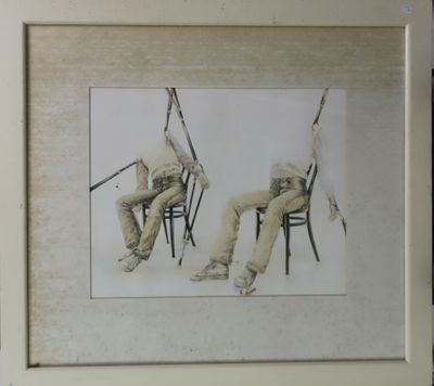 tableau représentant deux hommes assis sur des chaises, dont l'un tient un parapluie