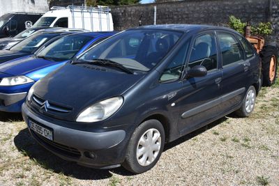 plusieurs voitures garées les unes à côté des autres dans un parking