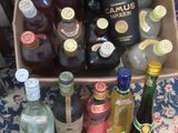 plusieurs bouteilles d'alcool posées dans une boîte sur une table