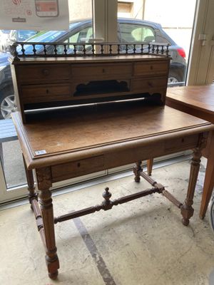 un bureau avec un plateau en bois dans une pièce