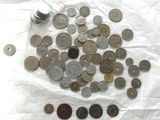 beaucoup de pièces qui sont sur la table