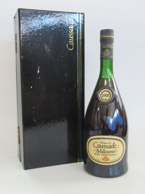 une bouteille de champagne posée à côté d'une boîte