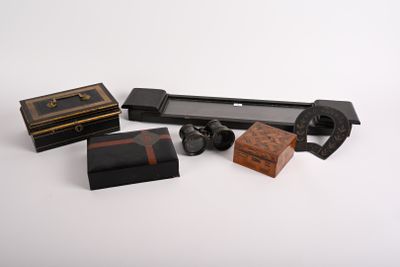 un grand nombre d'objets posés sur une table