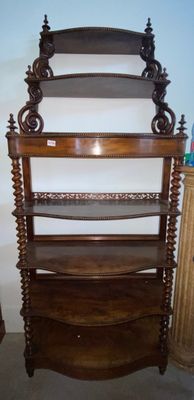 une étagère en bois surmontée d'un miroir