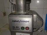 une machine posée sur le comptoir de la cuisine