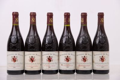 six bouteilles de vin sont alignées sur une table