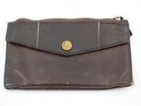 portefeuille en cuir marron avec bouton doré et fermeture à glissière