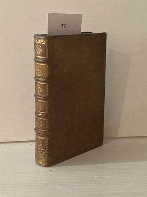 un livre marron contenant un mot, posé sur une table