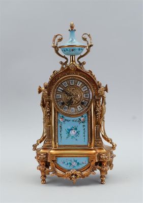 une horloge dorée et bleue posée sur une table
