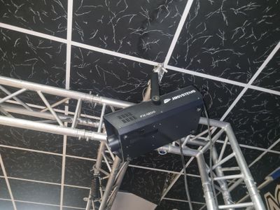 une caméra vidéo fixée au plafond d'un immeuble