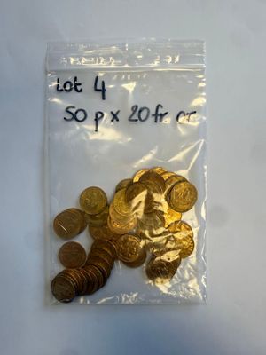 un sac de pièces d'or posé sur une table, avec une étiquette indiquant le prix