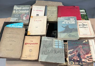 un grand nombre de livres posés sur une table