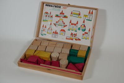 JEU JURA Jeu de cube pour faire des maisons et châteaux.