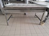 une image d'une bande transporteuse dans une usine