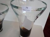 deux vases en verre exposés sur une table