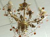 un lustre suspendu au plafond d'une pièce