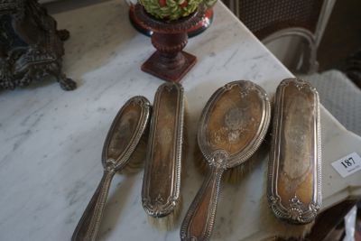cinq cuillères en argent et deux cuillères en argent sur une table