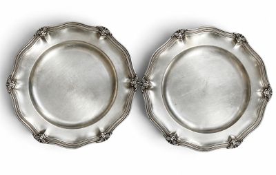 deux assiettes en argent plaqué, ornées chacune de motifs décoratifs