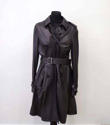 trench en cuir noir sur un mannequin, un mannequin, un mannequin, un mannequin, un mannequin, un mannequin, un mannequin, un mannequin, un mannequin