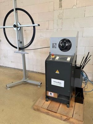 une machine posée sur une palette dans une pièce