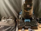 un aspirateur posé sur une table à côté d'un sac