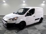 la photo d'une camionnette blanche sur un sol en damier