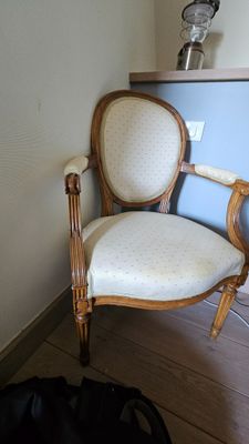 une chaise placée contre un mur
